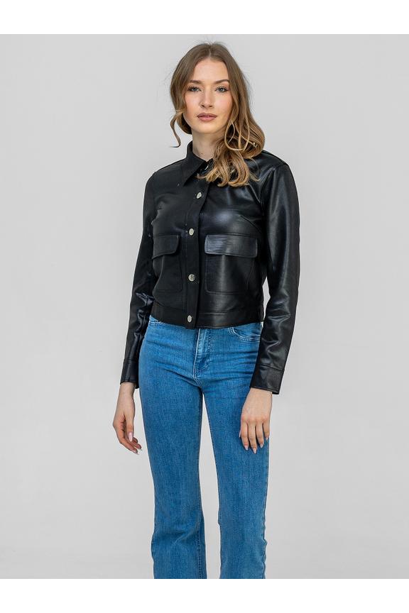 Krótka czarna kurteczka z naszywanymi dużymi kieszeniami