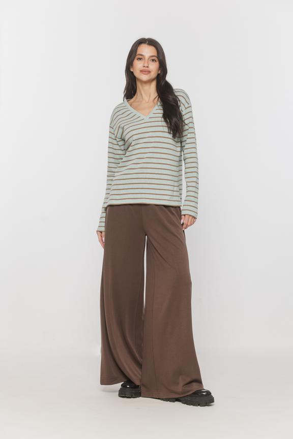 Lekki seledynowy sweterek w brązowe paski