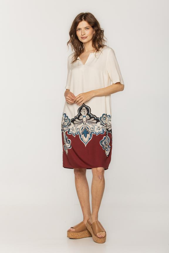 Wiskozowa lekka sukienka z rozcięciem przy dekolcie