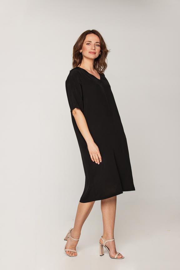 Luźna sukienka o nietoperzowym fasonie