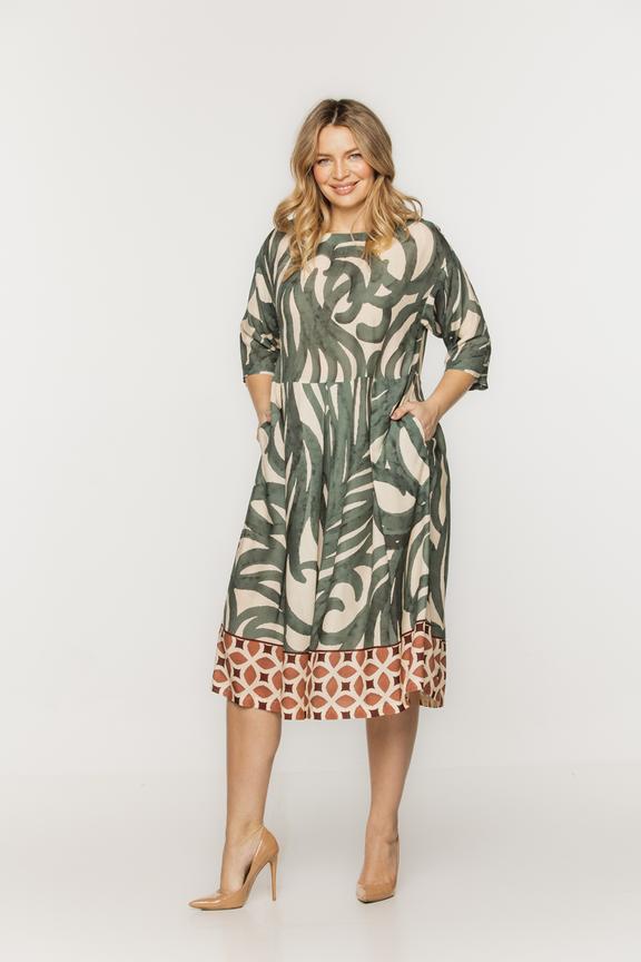 Luźna sukienka z lekkiej wiskozy za kolano