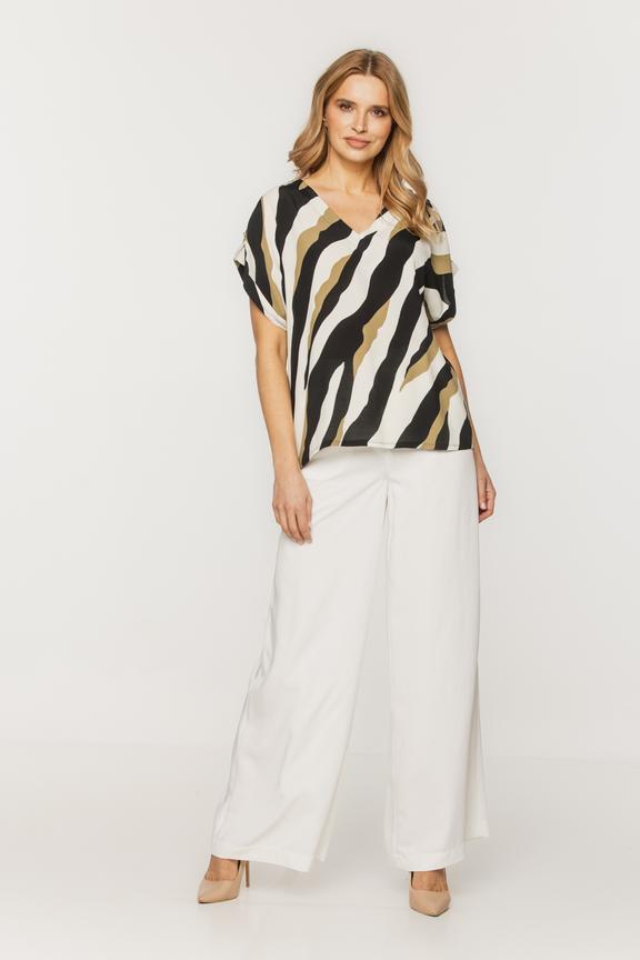 Luźna tkaninowa bluzka z wywijanym rękawkiem i guzikiem