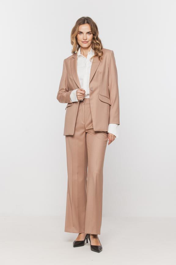 Marynarka z kieszeniami o delikatnie taliowanym kroju