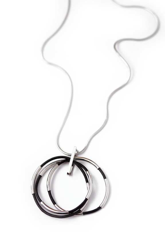 Długi naszyjnik z ozdobnymi kołami