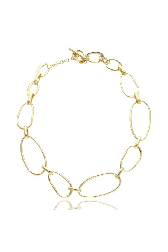 An elegant gold necklace