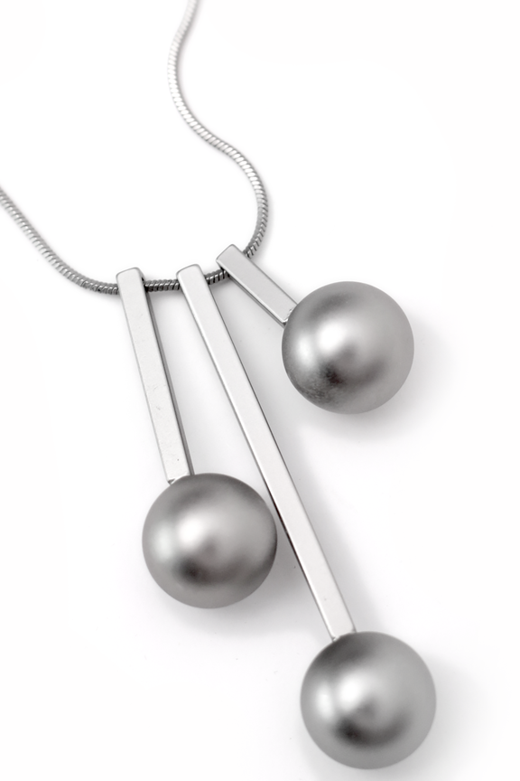 Srebrny naszyjnik wykończony kulami