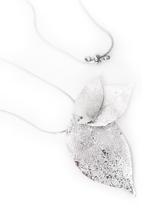 Długi naszyjnik z błyszczącymi liśćmi