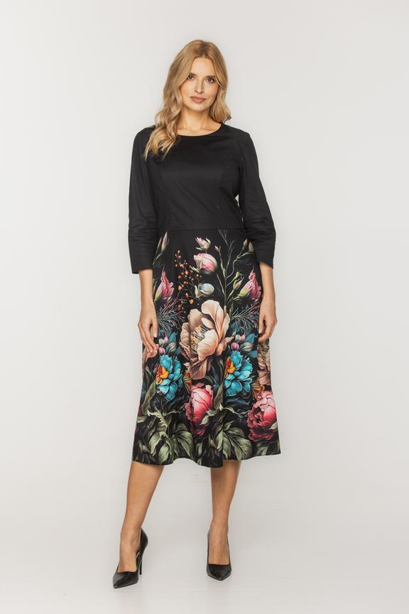 Odcinana w talii sukienka z kwiatowym motywem