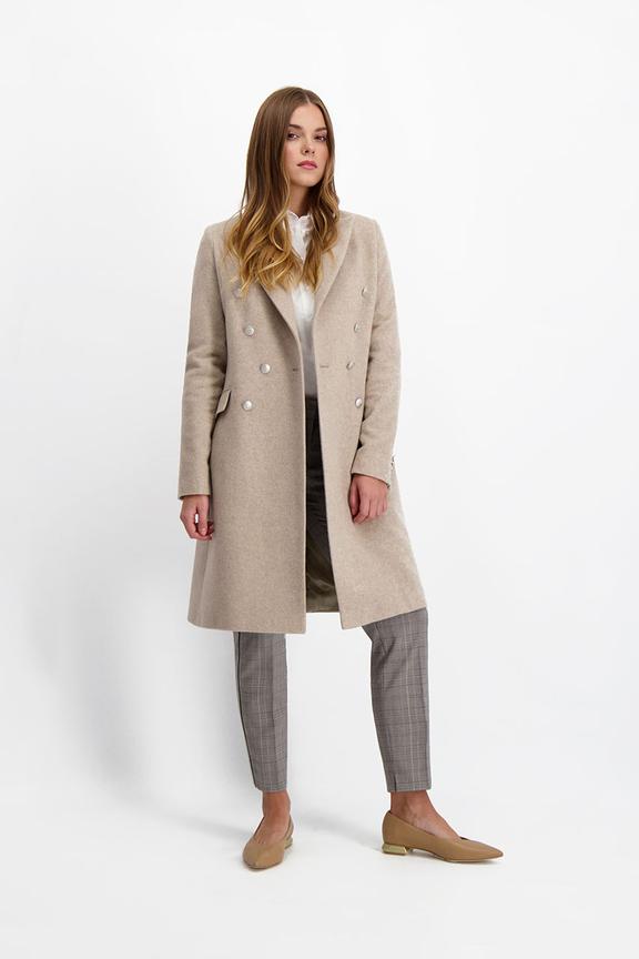 Płaszcz w chłodnym odcieniu beżu
