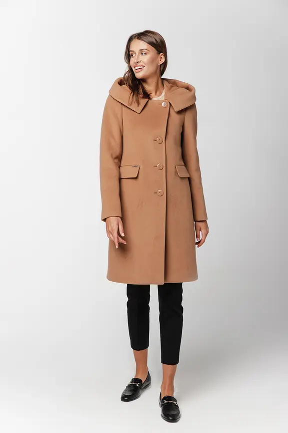 Biszkoptowy płaszcz z alpaką i dużym kapturem