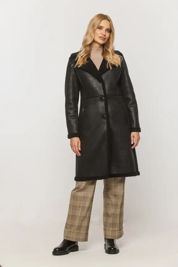 Czarny kożuszek z kołnierzem i zapięciem na guziki