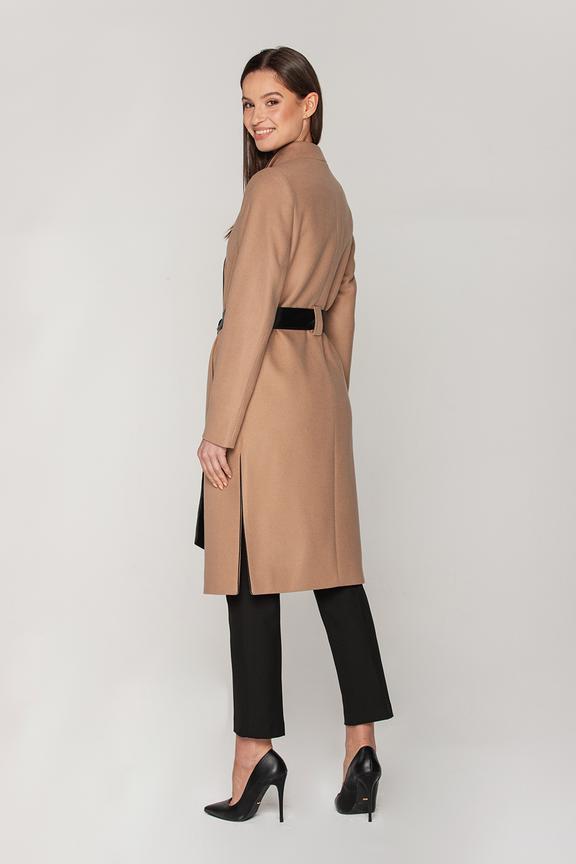 Beżowy płaszcz z paskiem i wypustką