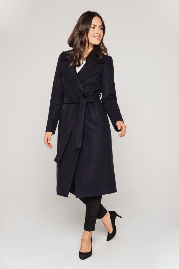 Damski płaszcz w kolorze ciemnego granatu