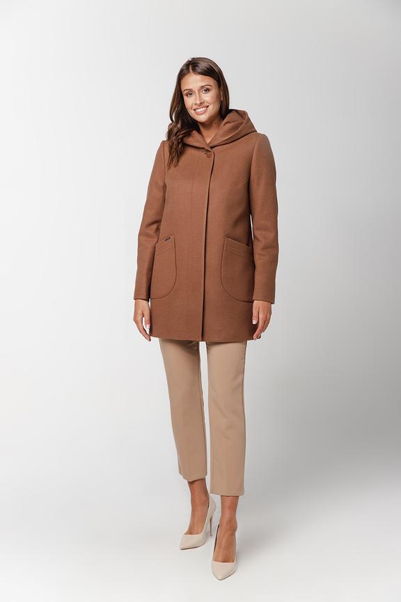 Krótki karmelowy płaszcz z kapturem i kieszeniami