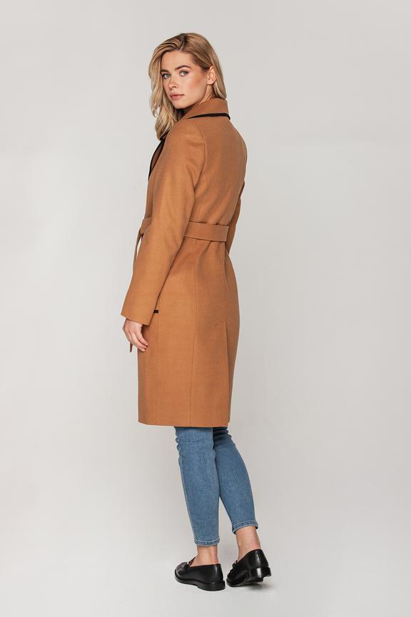 Karmelowy płaszcz z kołnierzem typu rewers