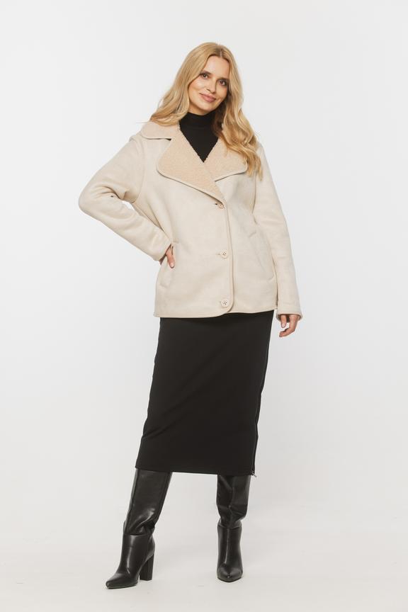 Śmietankowy krótki kożuszek z wykładanym kołnierzem