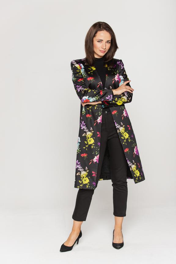 Prosty dopasowany płaszcz damski zapinany na jeden guzik