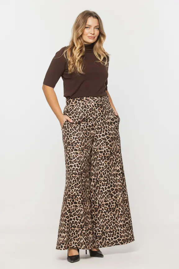 Półgolf z brązowej jednolitej dzianiny wiskozowej