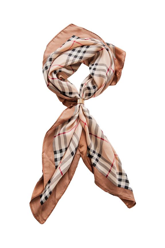 Satynowa apaszka w kratkę w ciepłych odcieniach