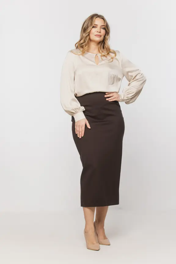 Satynowa beżowa bluzka w eleganckim stylu