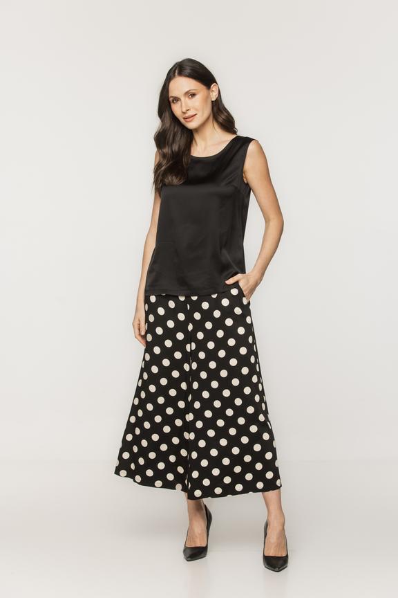 Satynowy luźny top w kolorze głębokiej czerni