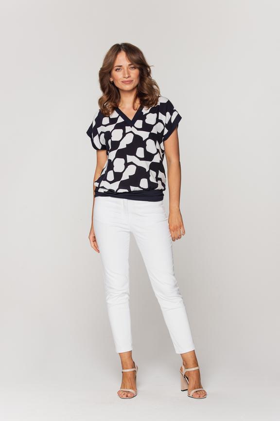 Białe elastyczne spodnie