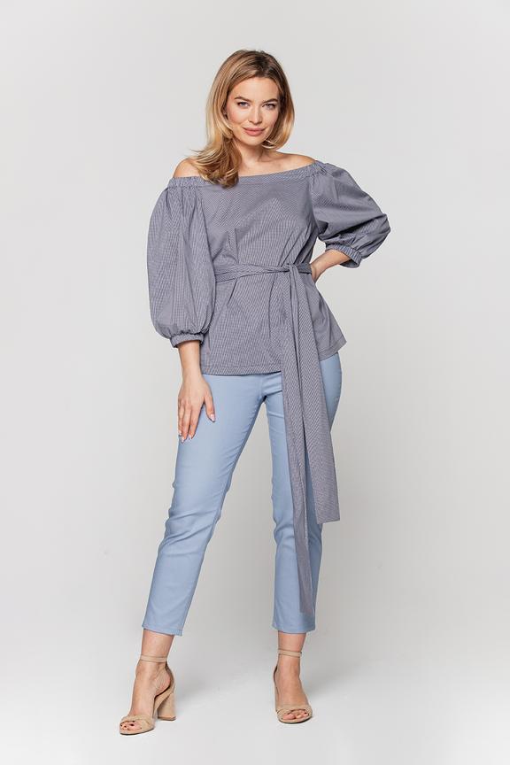 Dopasowane błękitne spodnie z kieszeniami