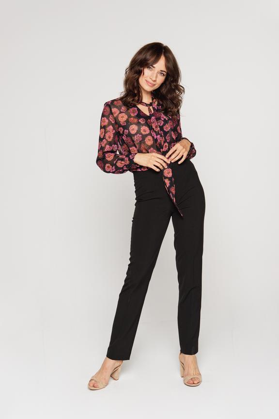 Ponadczasowe czarne spodnie