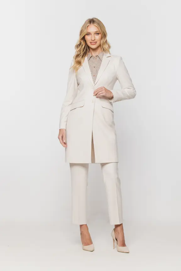 Stylowy beżowy żakiet z kieszeniami o wydłużonym kroju