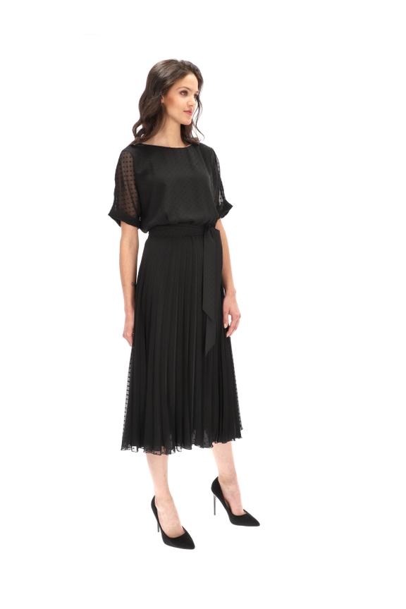 Czarna sukienka w kropki z plisowanym dołem