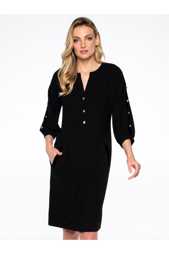 Czarna sukienka z ozdobnymi złotymi guzikami