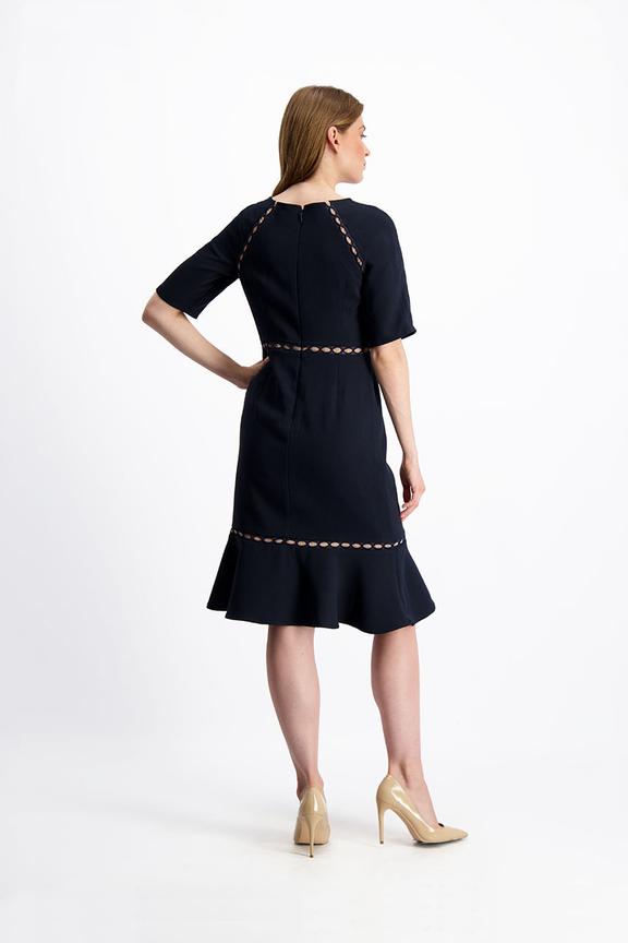 Granatowa sukienka z ozdobnymi wstawkami