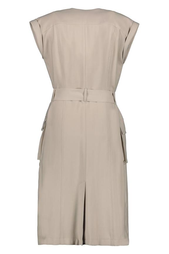 Beżowa sukienka w miejskim stylu