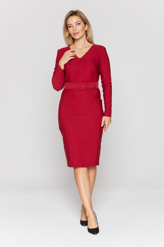 Dopasowana sukienka z ozdobnym paskiem w talii