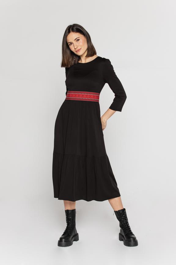 Sukienka midi z ozdobną wstawką w talii