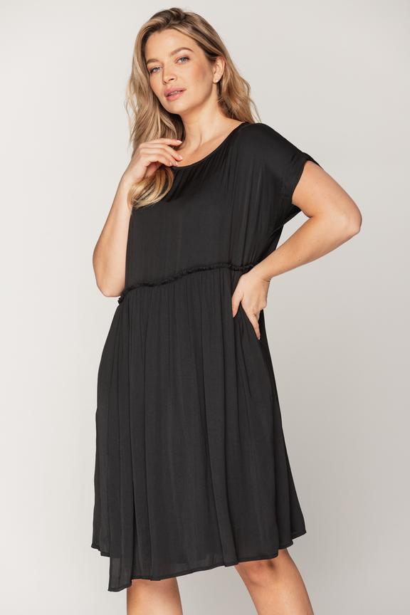 Luźna sukienka marszczona w pasie