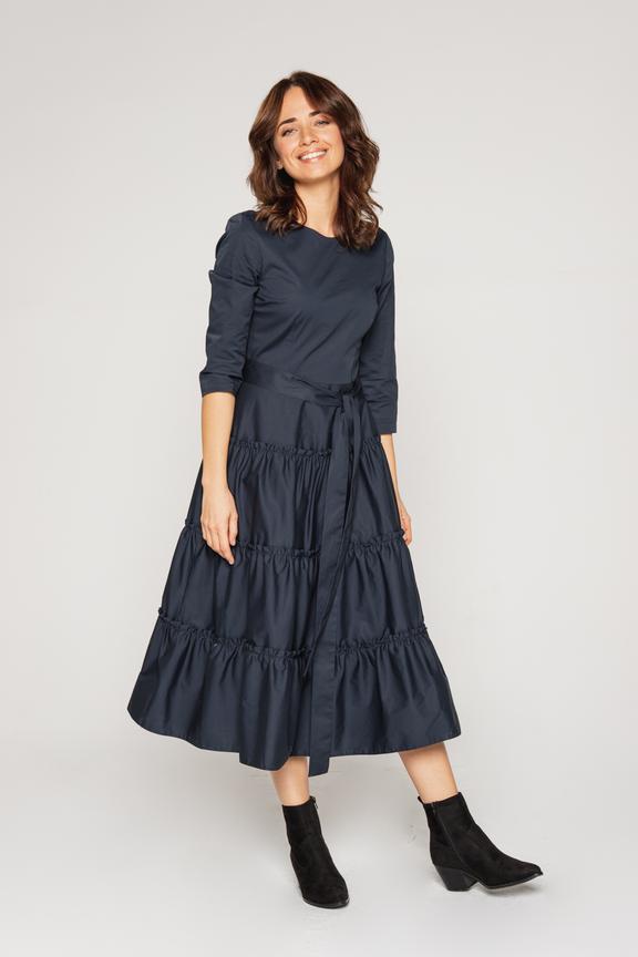 Granatowa sukienka z falbanami o długości midi