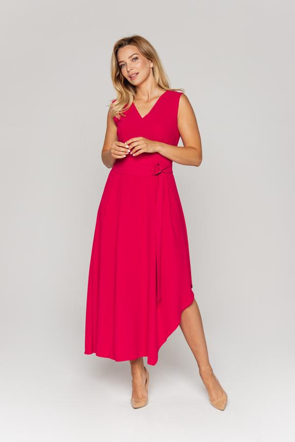 Sukienka z asymetrycznym dołem i ozdobnym paskiem