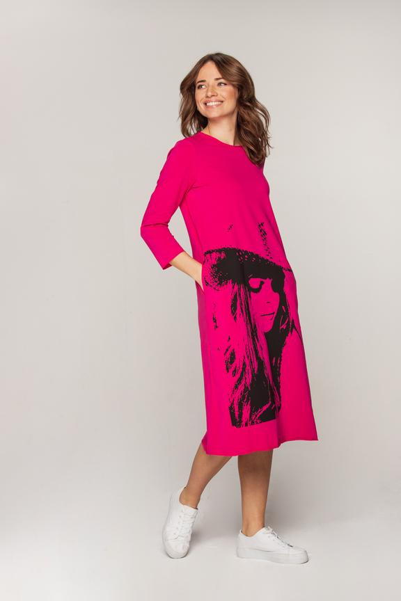 Sukienka wykończona na surowo