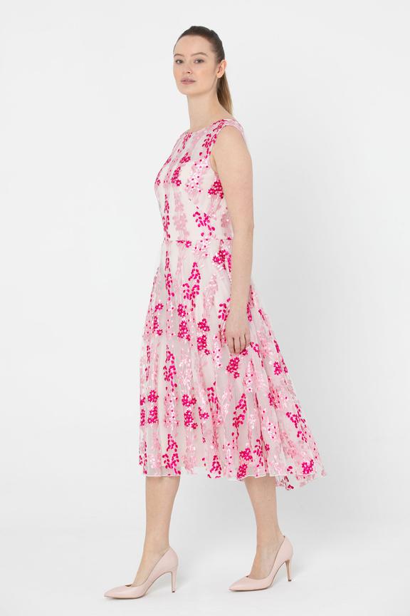 Różowa sukienka z siateczki w kwiaty