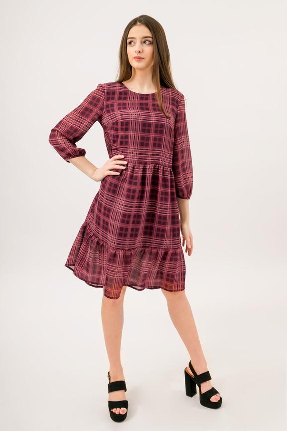 Zwiewna różowa sukienka z falbaną