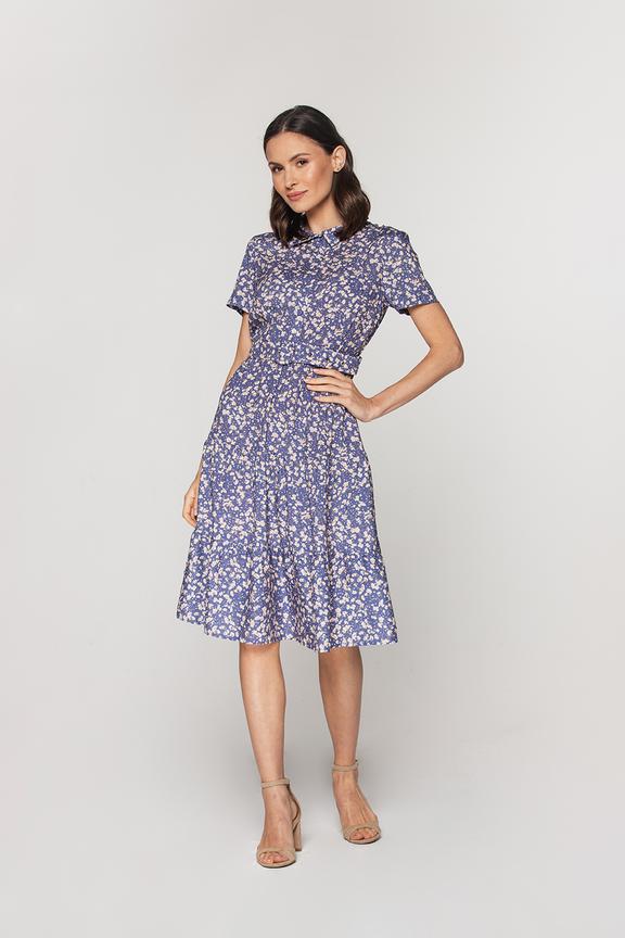 Sukienka z kołnierzykiem i falbankami