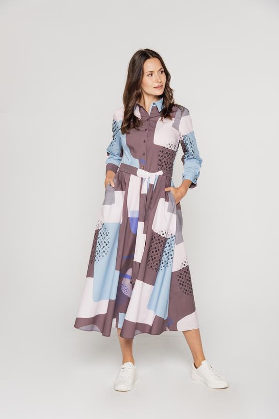 Wielobarwna sukienka z kołnierzykiem i paskiem w talii