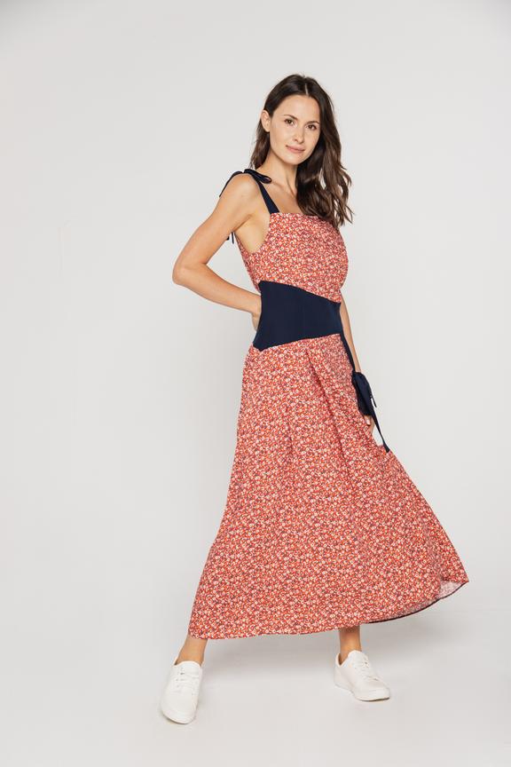 Asymetryczna  długa sukienka z ozdobnymi wiązaniami