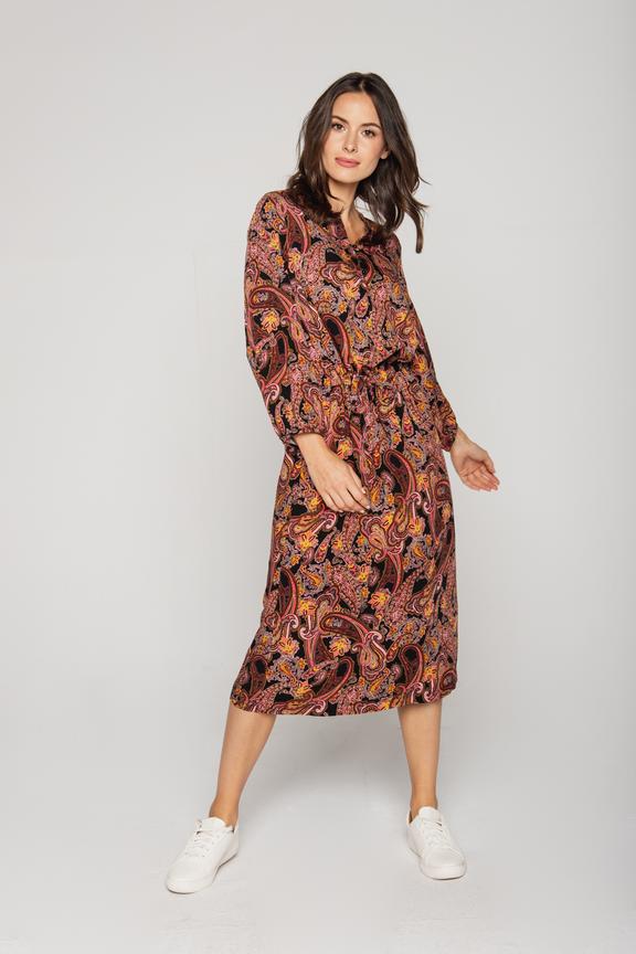 Wzorzysta  sukienka z guziczkami i troczkiem w talii