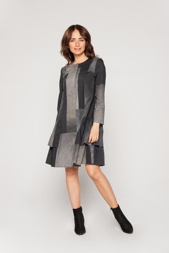 Bawełniana sukienka z falbankami u dołu