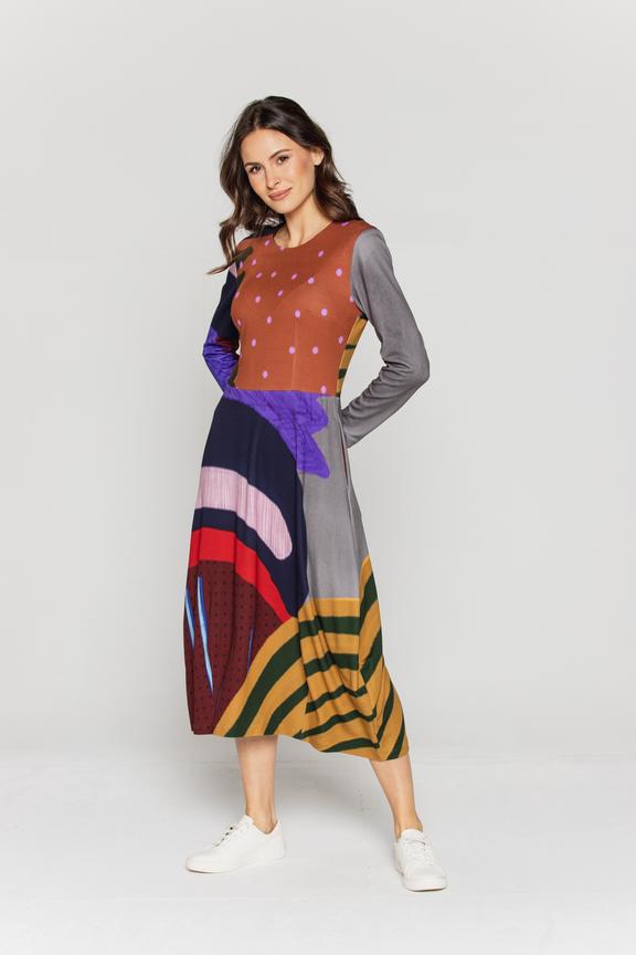 Odcinana sukienka w abstrakcyjny wzór