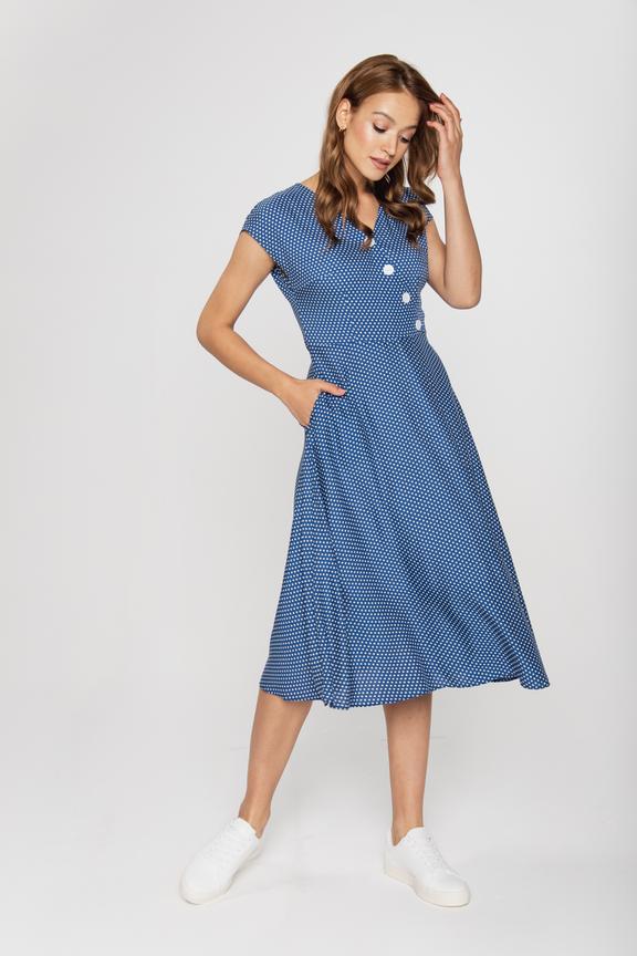 Sukienka odcinana w talii z ozdobnymi guzikami