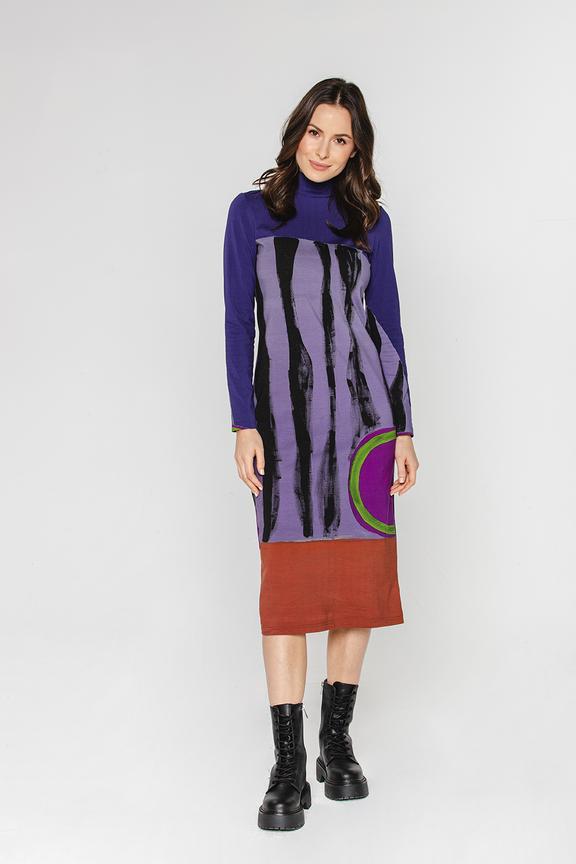 Dopasowana sukienka z półgolfem