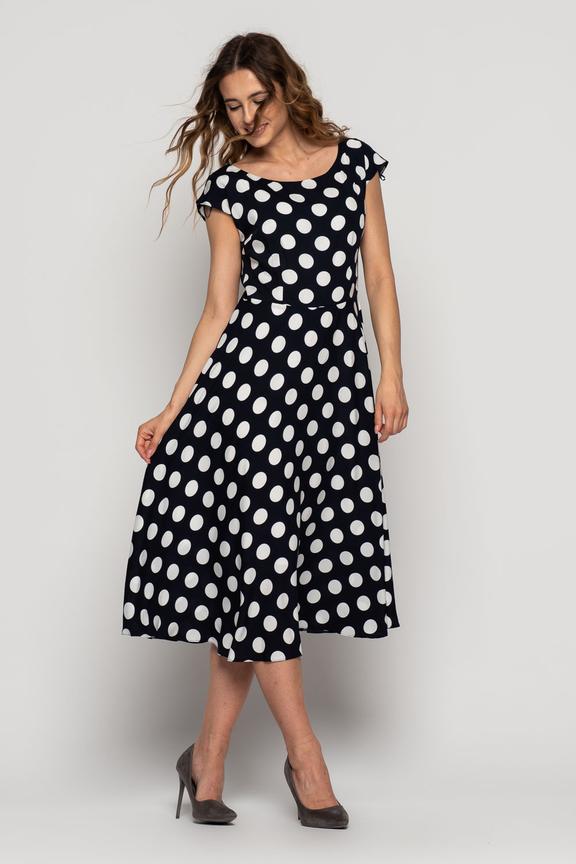 Sukienka w groszki odcinana w talii